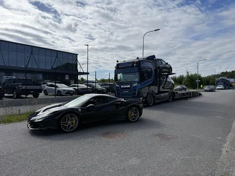 Sportwagen voor de autotransporter van Benedictus Transport
