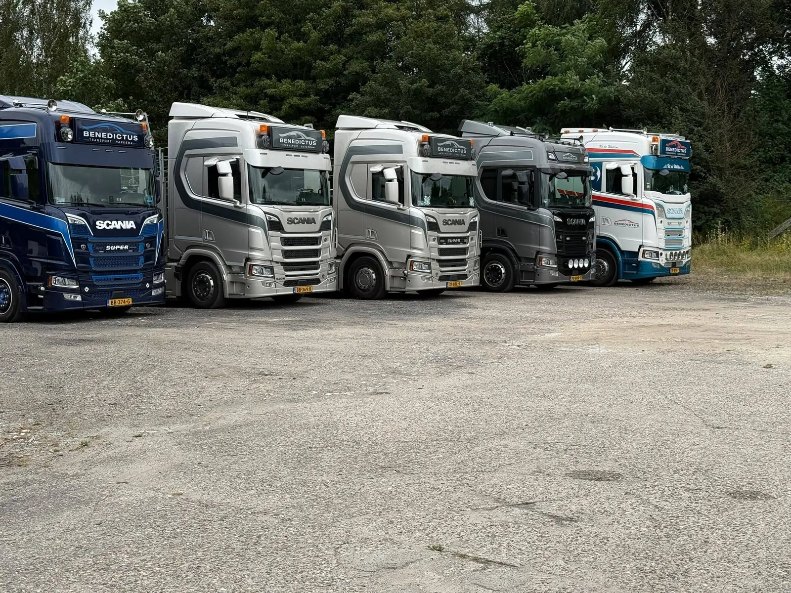 Vijf Scania's van Benedictus Transport naast elkaar
